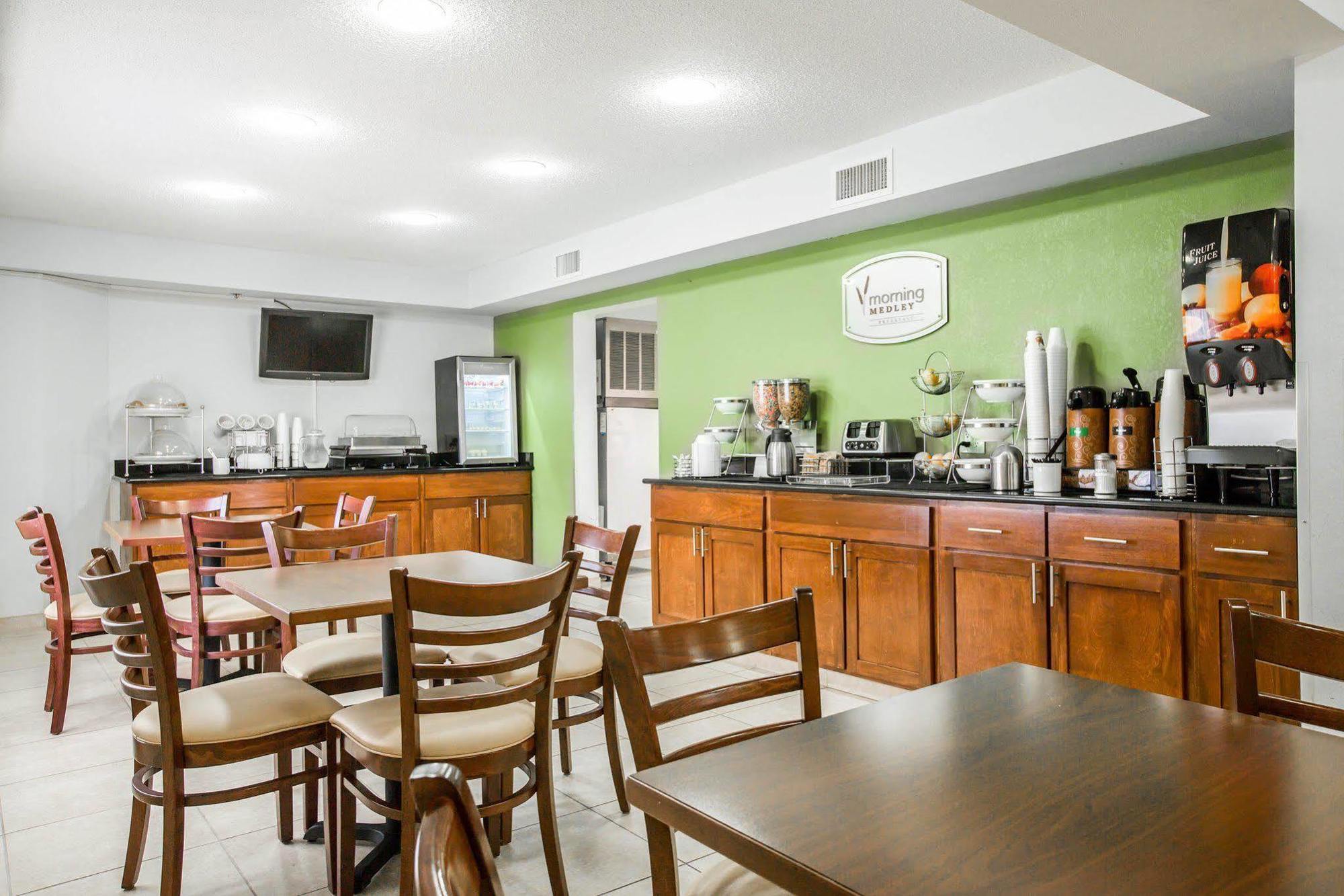 Rodeway Inn Остел Екстериор снимка