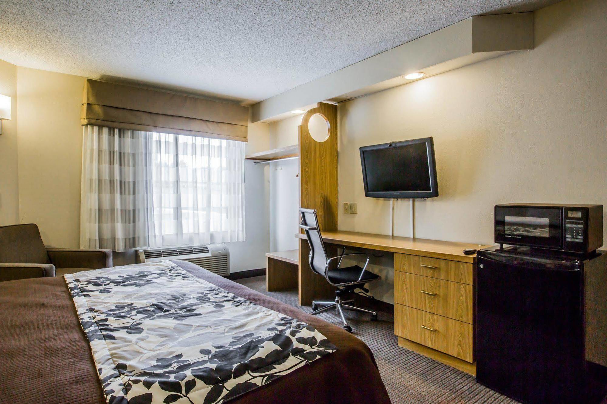 Rodeway Inn Остел Екстериор снимка