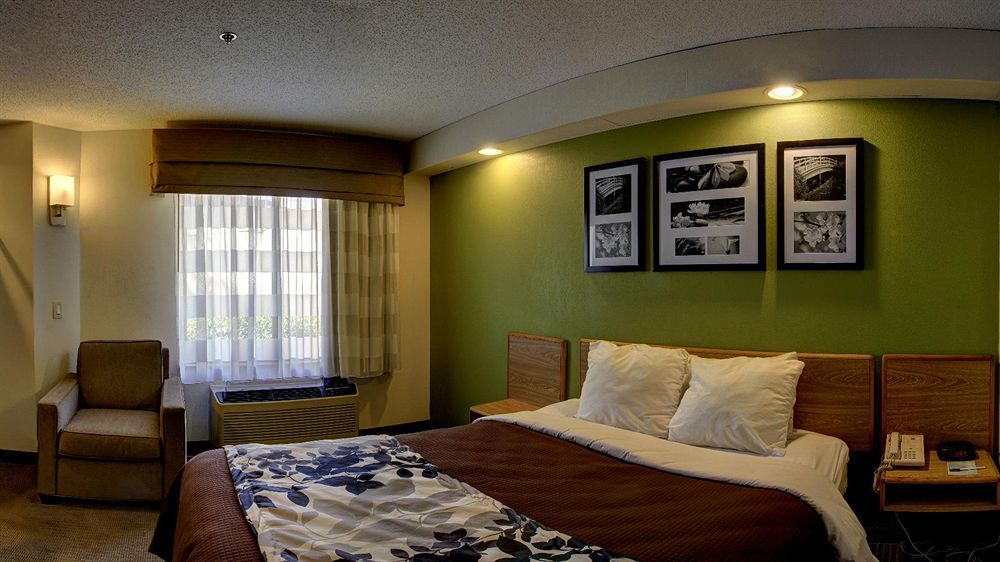 Rodeway Inn Остел Екстериор снимка