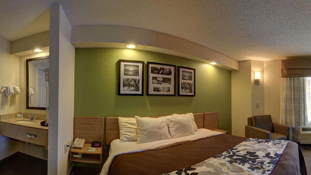Rodeway Inn Остел Екстериор снимка