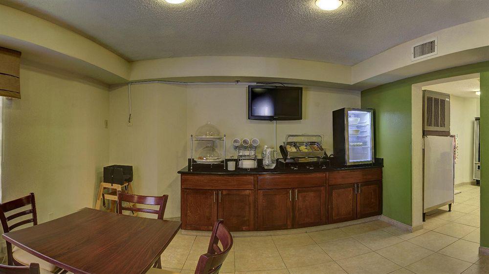 Rodeway Inn Остел Екстериор снимка